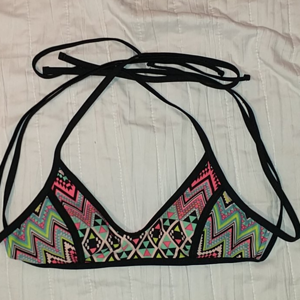 Swim top multi color. Has padding. Can be removed